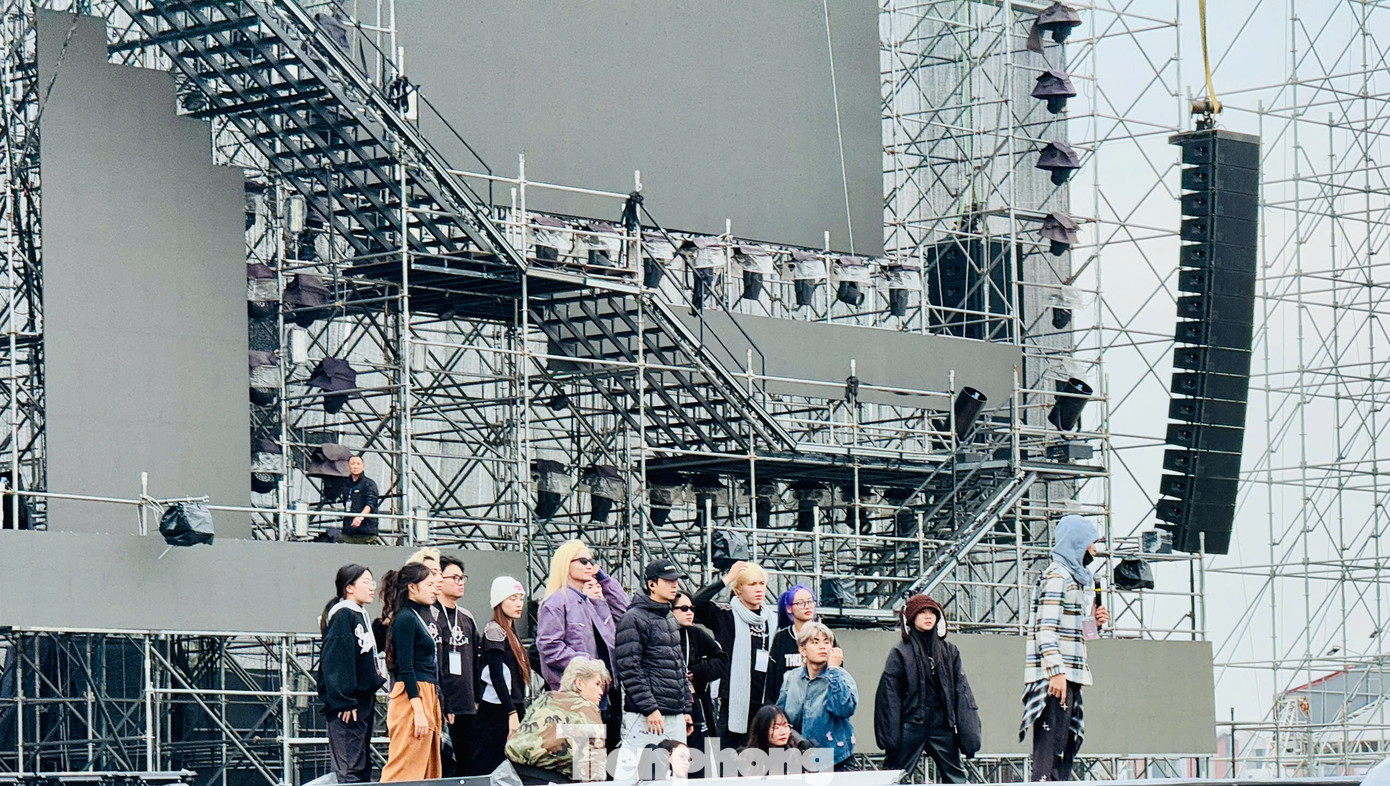 Anh tài BB Trần tổng duyệt tiết mục cùng ca sĩ Ngô Kiến Huy.