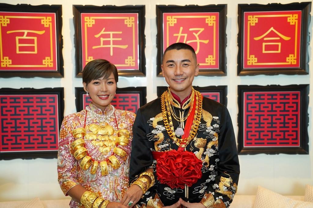 Cô dâu, chú rể đeo rất nhiều trang sức bằng vàng Cô dâu, chú rể đeo rất nhiều trang sức bằng vàng