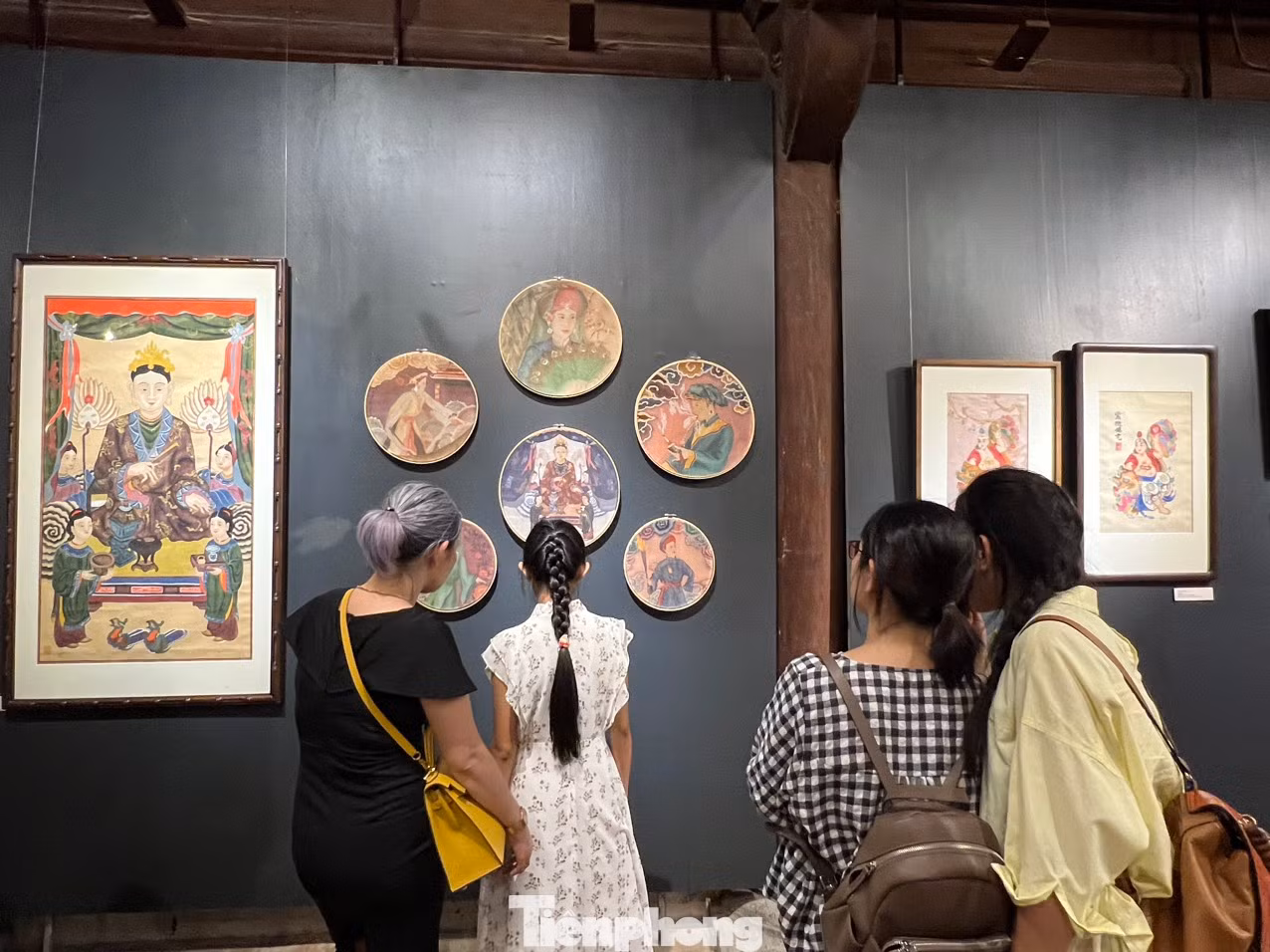 38 tác phẩm tạo hình của 22 tác giả được thực hiện trên các chất liệu lụa, sơn mài, giấy dó, sơn dầu và 29 tranh dân gian Hàng Trống trên chất liệu giấy dó được trưng bày tại không gian Tiền đường Nhà thái học. 38 tác phẩm tạo hình của 22 tác giả được thực hiện trên các chất liệu lụa, sơn mài, giấy dó, sơn dầu và 29 tranh dân gian Hàng Trống trên chất liệu giấy dó được trưng bày tại không gian Tiền đường Nhà thái học.