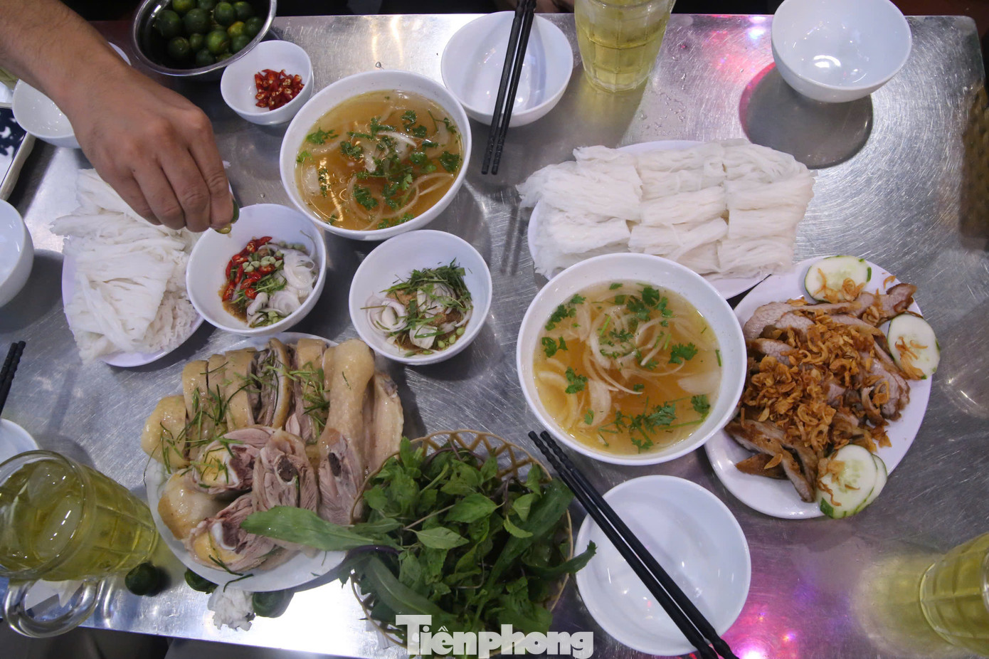 Ngoài phở xíu luôn hút khách, quán phục vụ cả gà luộc, trứng non, miến, phở chiên... Món nào cũng được phục vụ đầy đặn. Những ngày cao điểm, quán bán hết khoảng 20 con gà, hơn 50 kg thịt xíu, hơn 100 kg bánh phở.