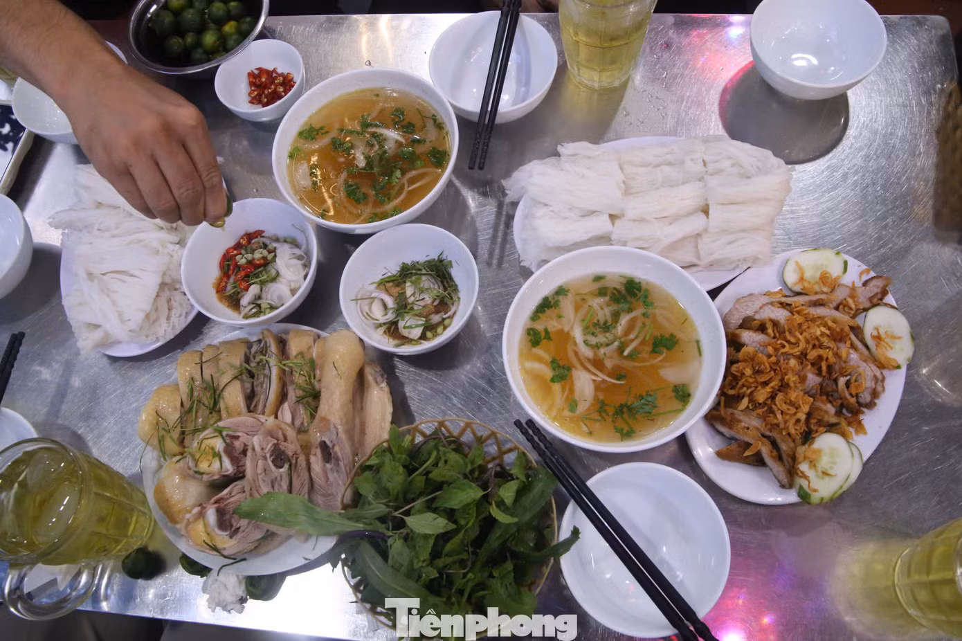 Món phở xíu chấm Nam Định bắt đầu được thực khách quan tâm, mong muốn thưởng thức. Trước đây người dân Nam Định vẫn quen ăn thịt xá xíu cùng phở, nhưng là phở nước. Dần dà, món ăn được biến tấu thành phở chấm. Món ăn này dần trở thành quà chiều không thể thiếu của người dân Nam Định.