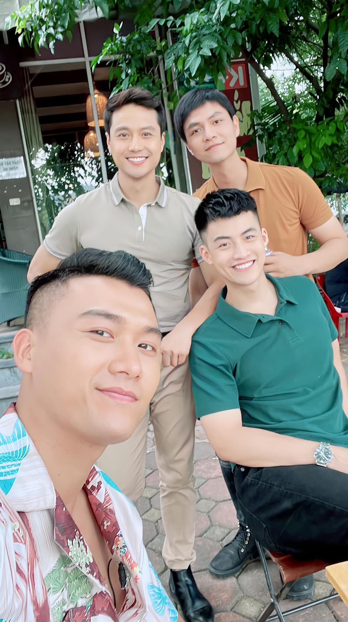 Trong đó, Lưu Duy Khánh, Xuân Phúc, Thanh Sơn, Phan Thắng, Tô Dũng đều là những chiến sĩ trẻ. Mỗi người một màu sắc, tính cách khác nhau nhưng đều có chung lý tưởng.