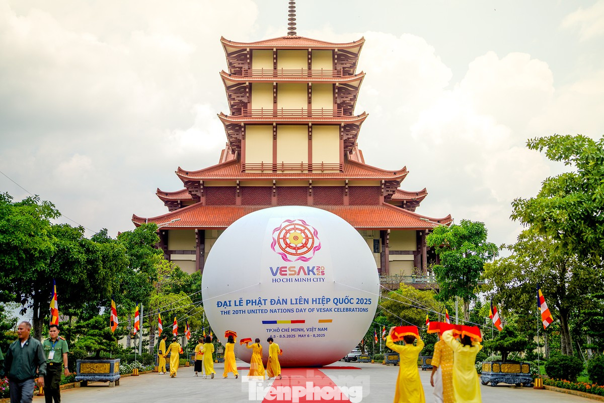 Quả cầu chủ đề của Vesak 2025.