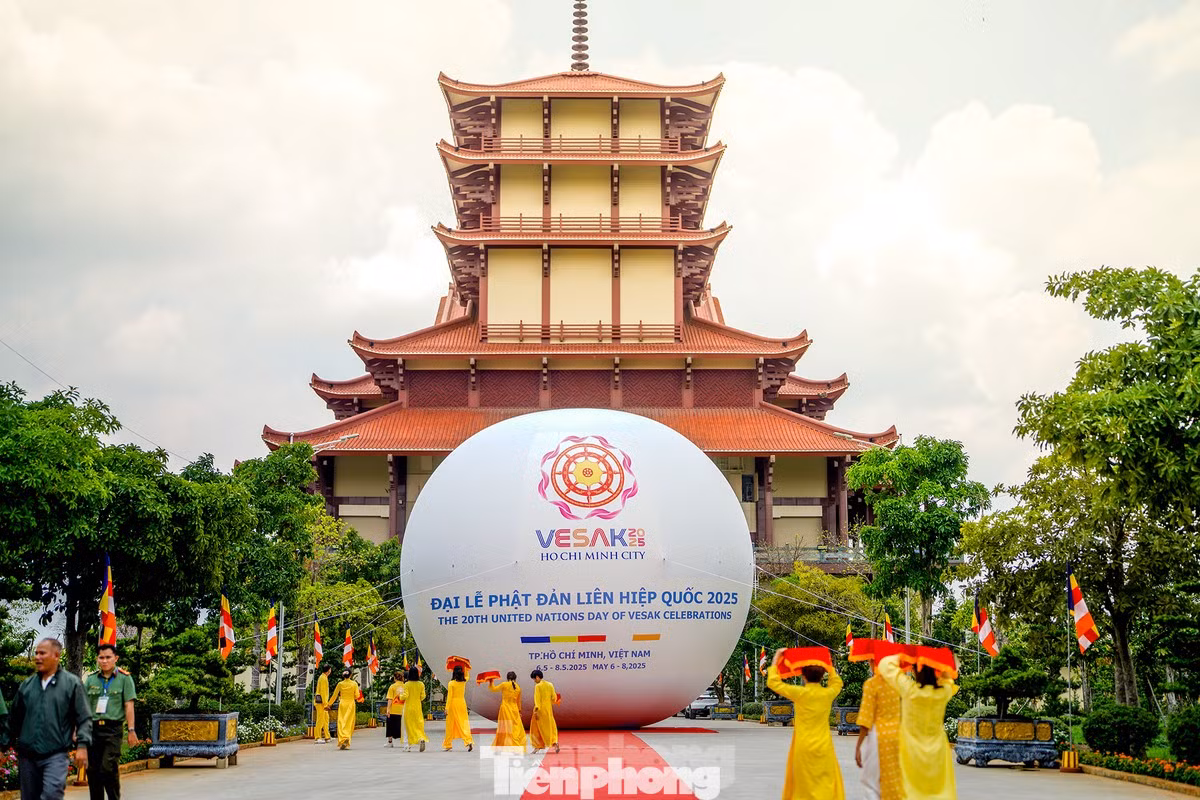 Quả cầu chủ đề của Vesak 2025. Quả cầu chủ đề của Vesak 2025.