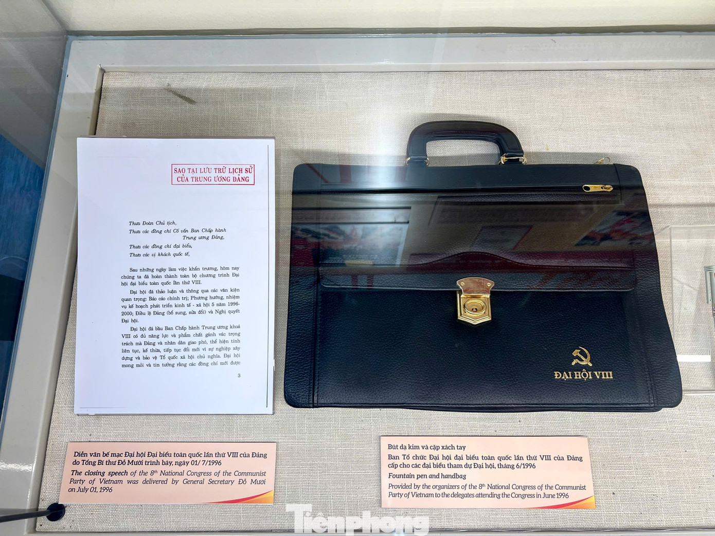 Diễn văn bế mạc Đại hội đại biểu toàn quốc lần thứ VIII do cố Tổng Bí thư Đỗ Mười trình bày và cặp xách tay dành cho các đại biểu tham dự đại hội. Ảnh: Ngọc Ánh. Diễn văn bế mạc Đại hội đại biểu toàn quốc lần thứ VIII do cố Tổng Bí thư Đỗ Mười trình bày và cặp xách tay dành cho các đại biểu tham dự đại hội. Ảnh: Ngọc Ánh.