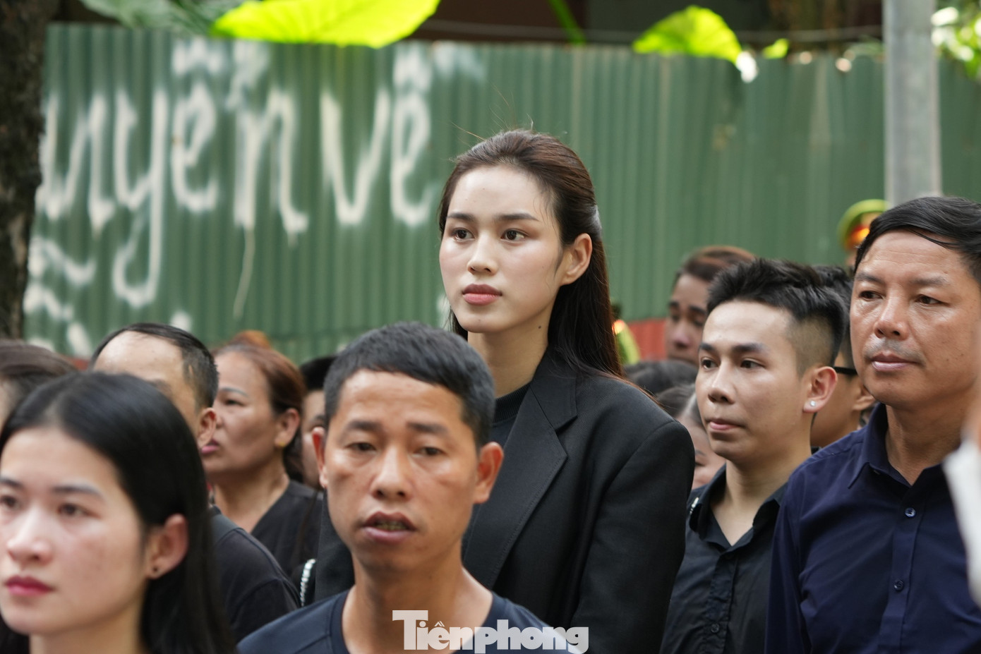 Chia sẻ với Tiền Phong, Đỗ Thị Hà nói đã xếp hàng chờ khoảng 2 tiếng và có chung mong muốn được vào viếng Tổng Bí thư Nguyễn Phú Trọng. Ảnh: Hoàng Mạnh Thắng.