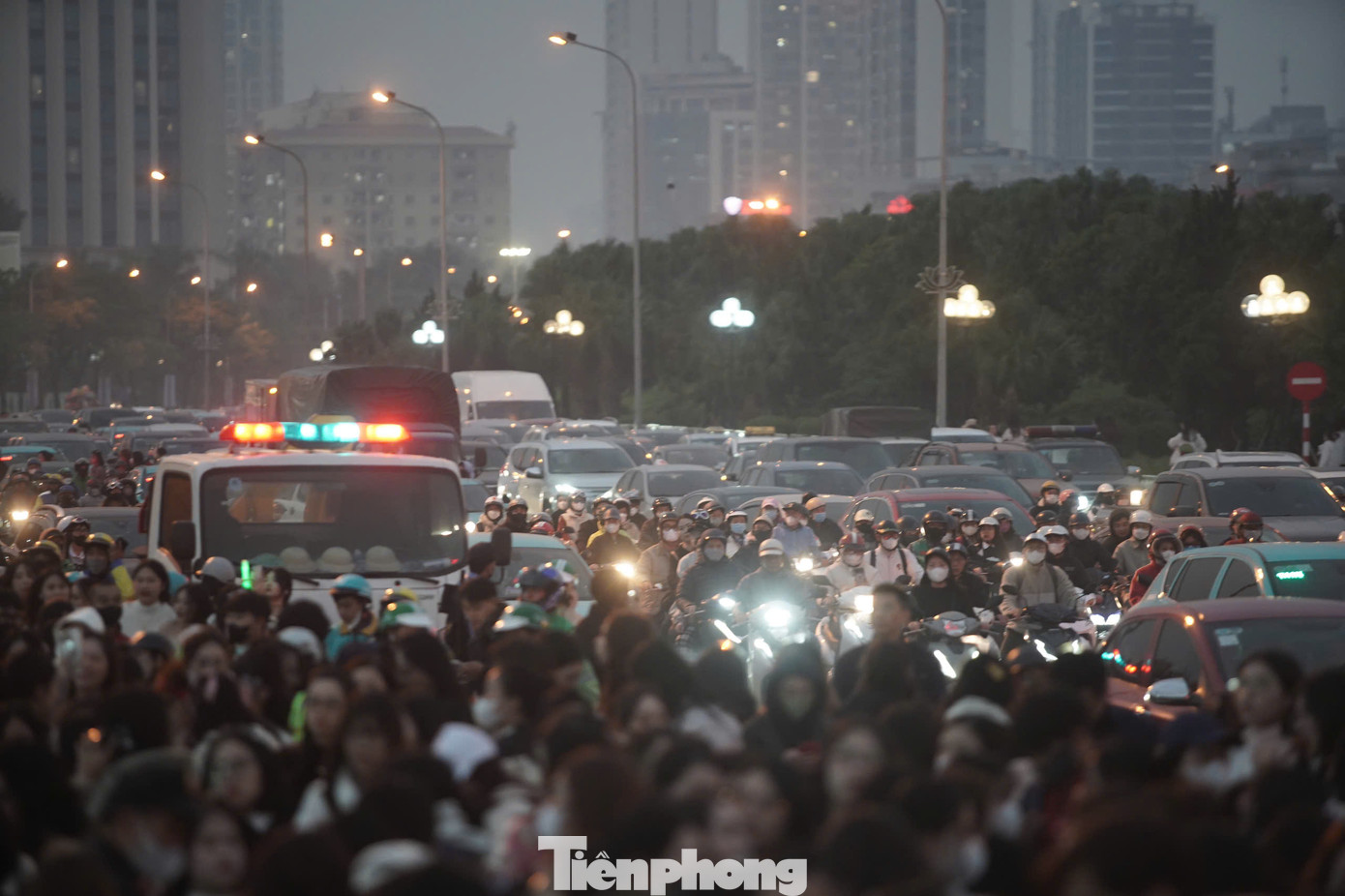 Từ khoảng 18h, đường Lê Quang Đạo (Nam Từ Liêm, Hà Nội) - khu vực cổng trước của sân Mỹ Đình - bắt đầu tắc cứng.