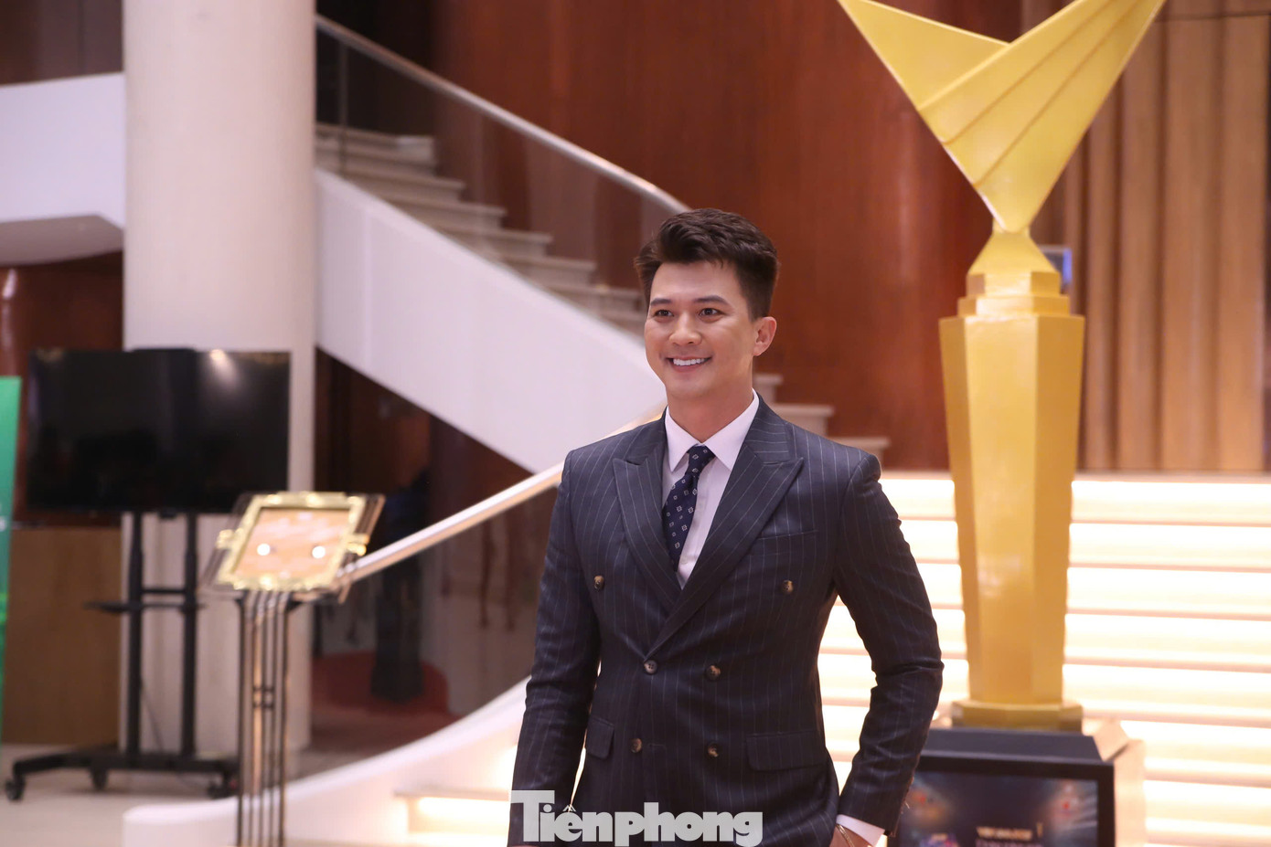 Diễn viên Hà Việt Dũng vừa có vai diễn ấn tượng trong phim hình sự Độc đạo. Nhân vật Long do Hà Việt Dũng đảm nhận là chiến sĩ công an thông minh, dũng cảm. Tuy nhiên, Hà Việt Dũng không vào top 3 đề cử Diễn viên nam ấn tượng ở giải thưởng năm nay.