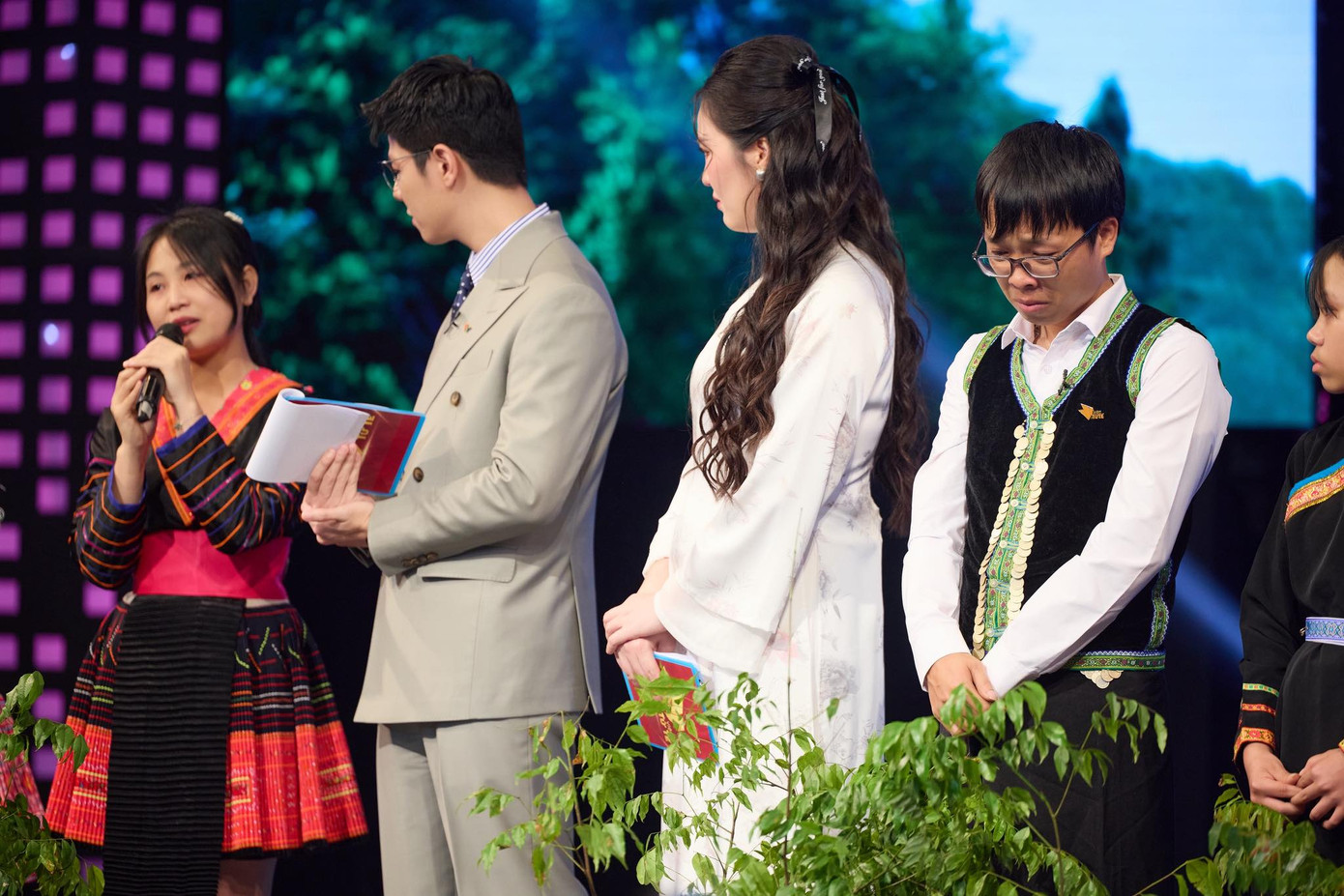 Hình ảnh xúc động trong chương trình. Hình ảnh xúc động trong chương trình.