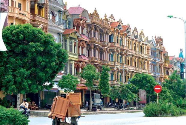 Sản xuất đồ gỗ mỹ nghệ xuất khẩu là thế mạnh của làng, với thu nhập hàng trăm tỷ đồng mỗi năm. Sản xuất đồ gỗ mỹ nghệ xuất khẩu là thế mạnh của làng, với thu nhập hàng trăm tỷ đồng mỗi năm.