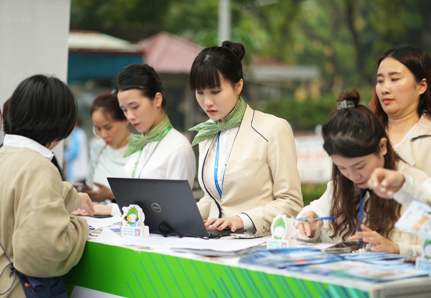 Các hãng hàng không tung ra nhiều mã giảm giá cho khách bay chặng quốc tế. Nhằm kích cầu du lịch, các doanh nghiệp lữ hành, hàng không, khách sạn tung ra tại hội chợ 10.000 tour khuyến mại và một lượng lớn vé máy bay giá rẻ. Ảnh: TRỌNG QUÂN.