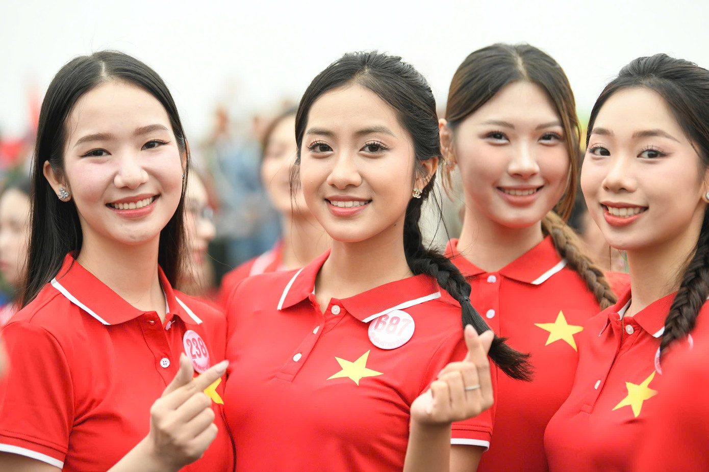 Các thí sinh khoe vẻ rạng rỡ.