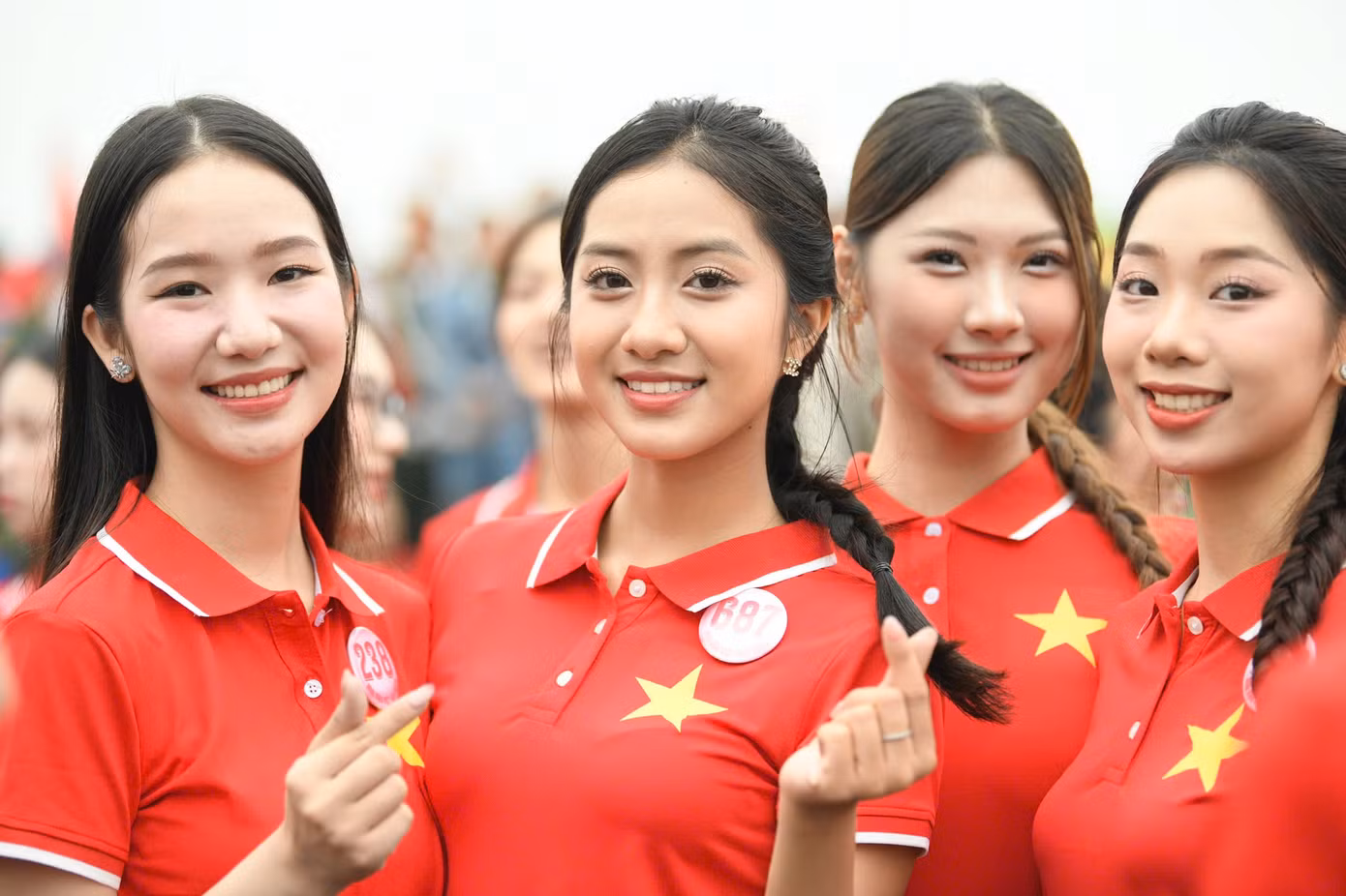 Các thí sinh khoe vẻ rạng rỡ.