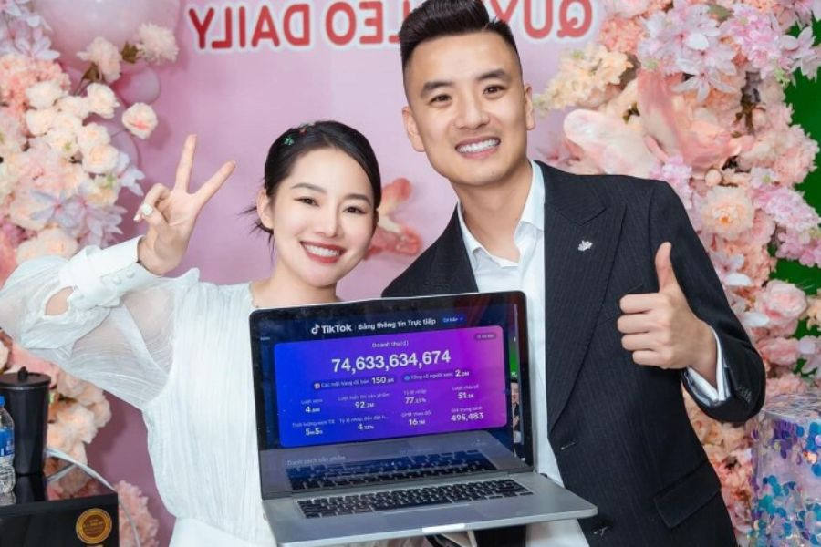 Nhiều người trở thành &quot;chiến thần&quot; chốt đơn khi tham gia những phiên livestream doanh thu tiền tỷ.