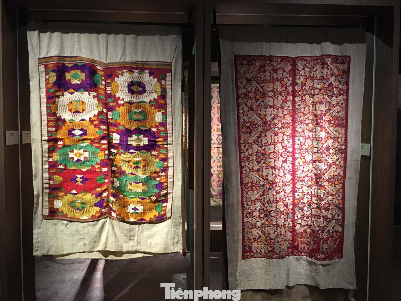 Nà pha được dùng làm vỏ chăn, của hồi môn cho cô dâu làm quà tặng khi về nhà chồng, choàng giữ ấm cho trẻ em về mùa đông, trang trí ngày Tết... Hầu hết tấm nà pha có khổ rộng khoảng 40 cm, dệt theo kỹ thuật móc (khuýt) hoặc thêu (xéo) bằng sợi tơ tằm nhuộm màu rồi khâu ghép trên nền vải bông.