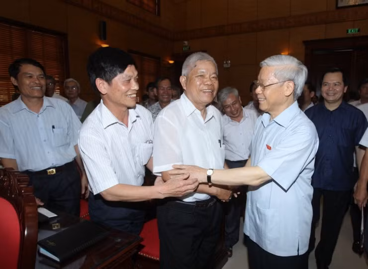 Tổng bí thư Nguyễn Phú Trọng ân cần bắt tay, trò chuyện với các cử tri tại cuộc tiếp xúc ở quận Tây Hồ (Hà Nội) vào tháng 5/2015. Ảnh: TTXVN.