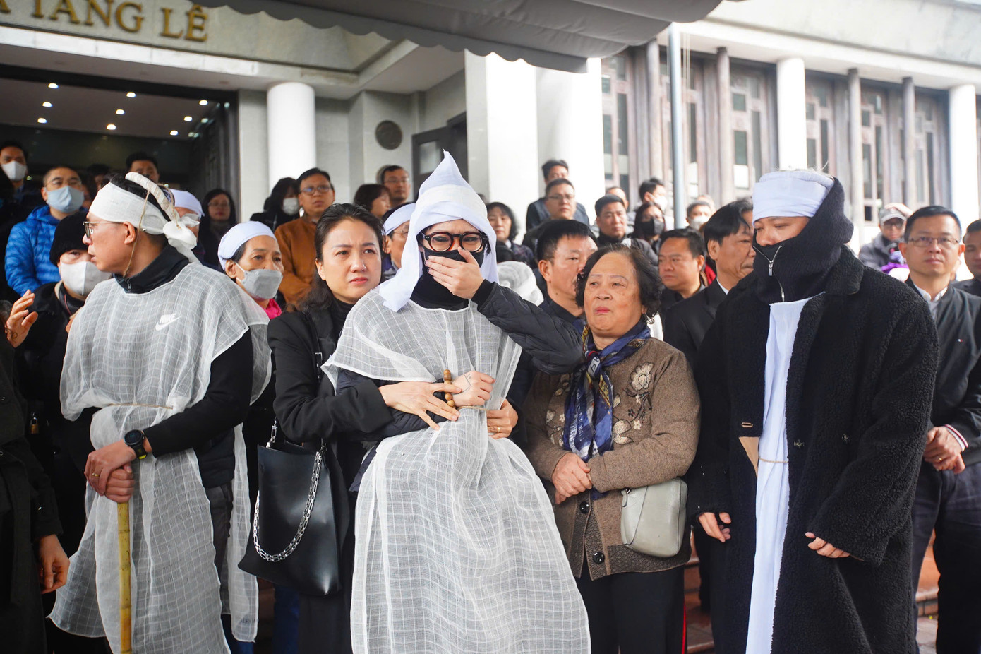 Phút tiễn biệt nghẹn ngào. Gia đình, đồng nghiệp bái biệt nhà thơ, nhà báo Dương Xuân Nam về miền mây trắng.