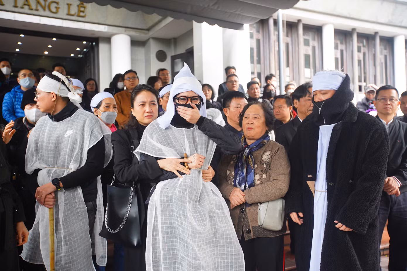 Phút tiễn biệt nghẹn ngào. Gia đình, đồng nghiệp bái biệt nhà thơ, nhà báo Dương Xuân Nam về miền mây trắng.