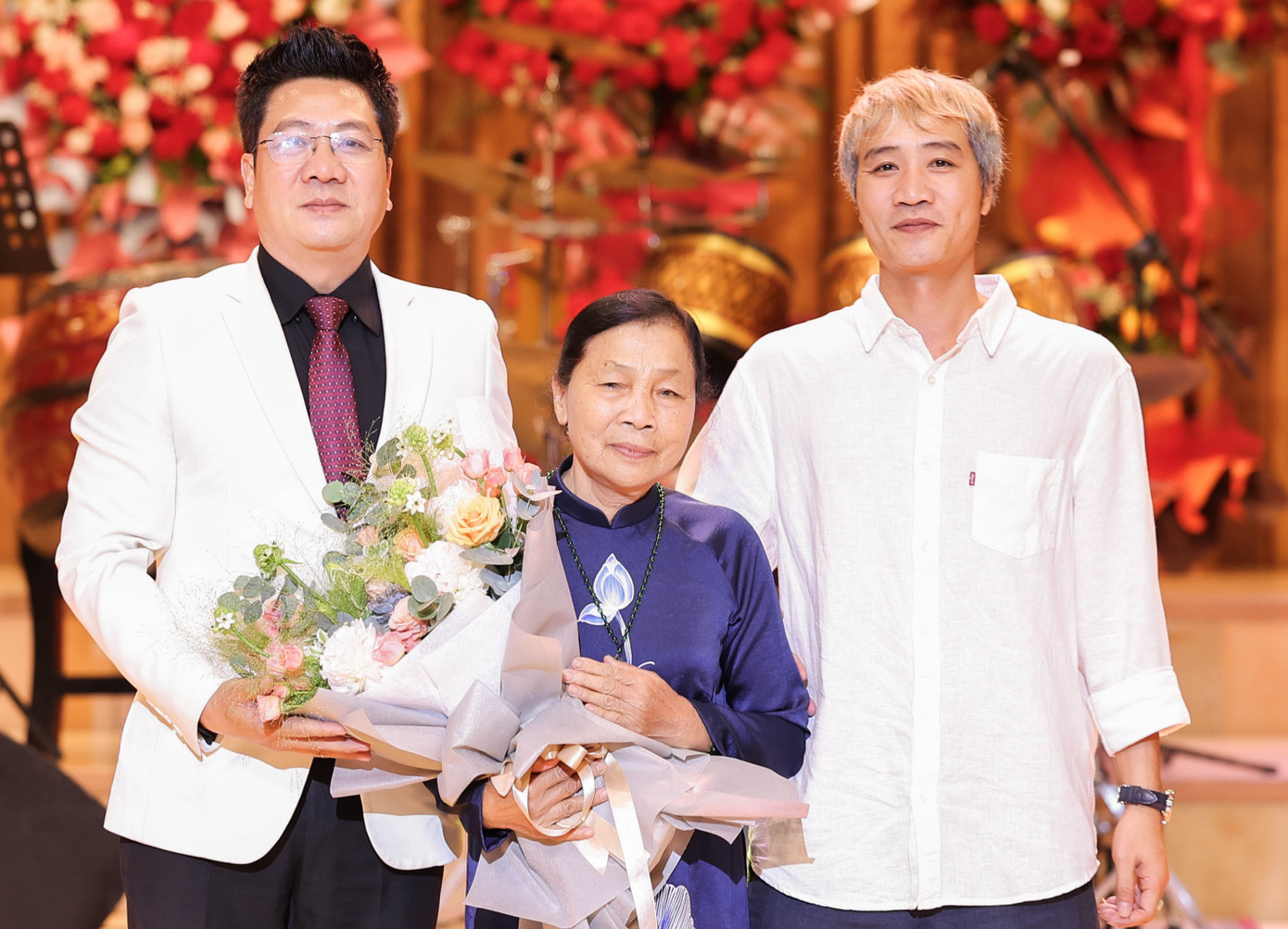 Mẹ NSND Quốc Hưng xúc động khi con trai gánh vác trọng trách mới.