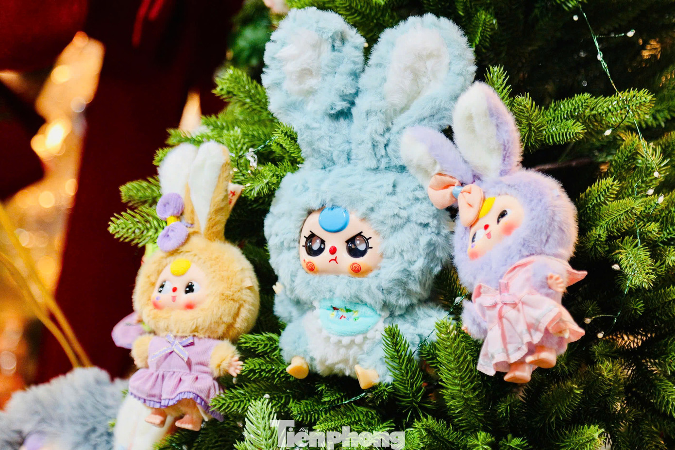 Đồ trang trí có thể đắt gấp vài lần tiền mua cây. Theo báo cáo về sản phẩm Baby Three được nền tảng phân tích dữ liệu mua sắm trực tuyến Metric thực hiện trong giai đoạn từ ngày 15/10 đến ngày 15/11, người tiêu dùng chi hơn 8,8 tỷ đồng cho sản phẩm này trên hai sàn thương mại điện tử Shopee và TikTok Shop.