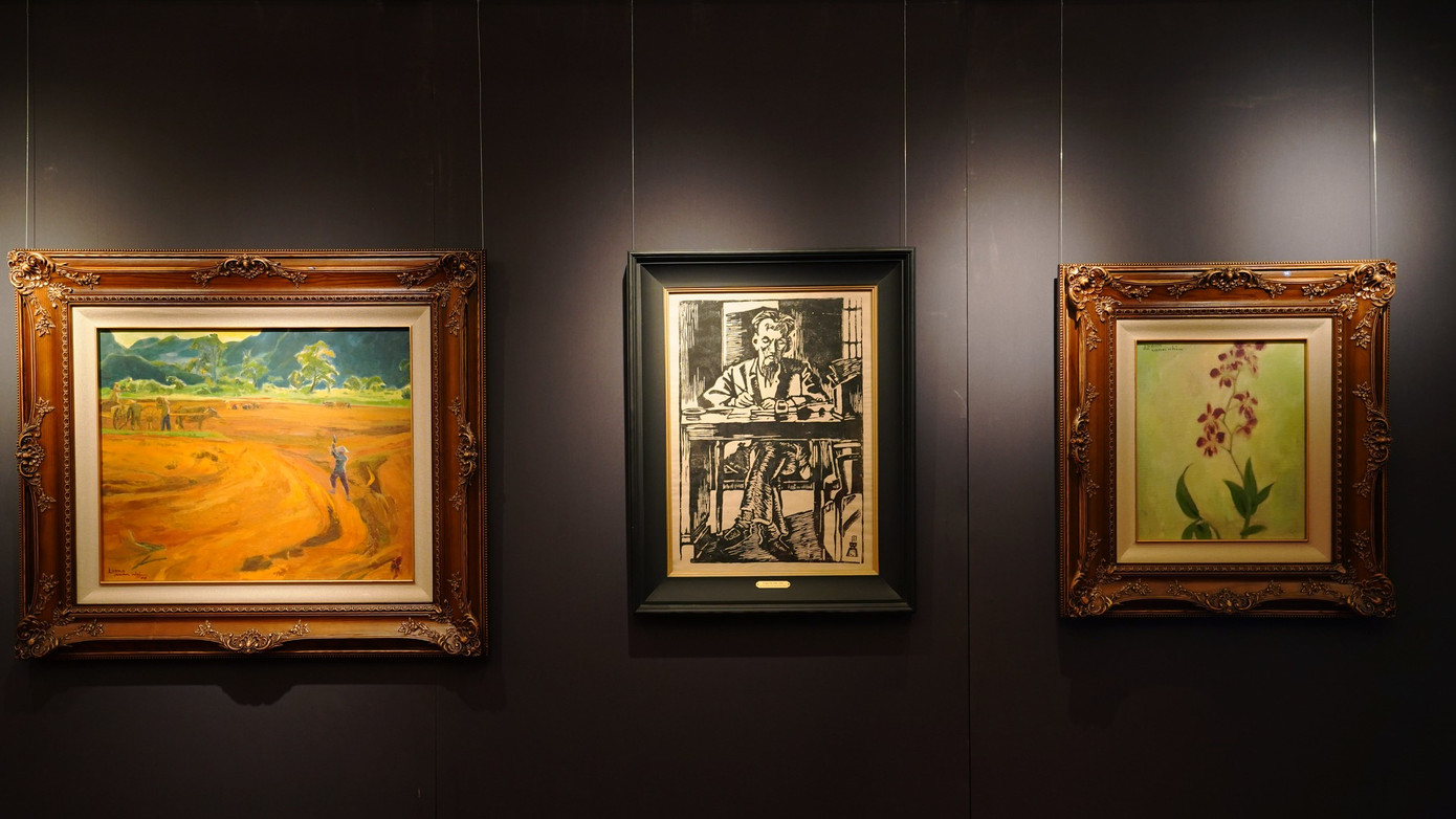 Tranh khắc gỗ Bác Hồ ở Bắc Bộ Phủ (giữa) và một số tác phẩm được trưng bày tại phiên đấu giá chiều 12/10.