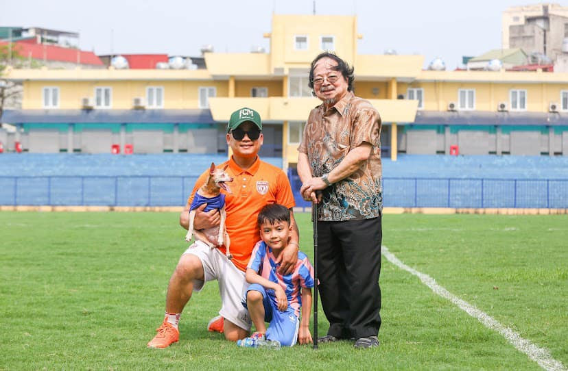 NSƯT Hà Đình Hào (ngoài cùng bên phải) cùng con, cháu.