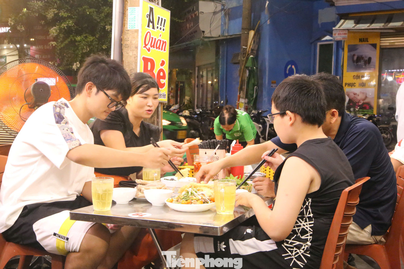 Nhận nguyên liệu từ sáng, sơ chế từ 13h để sẵn sàng đón khách từ khoảng 16h30, chị Đỗ Thị Bé nói vất vả nhưng rất đam mê, yêu công việc gắn bó với đặc sản quê hương và đặc biệt luôn đặt mình ở vị trí của khách để kiểm tra chất lượng thực phẩm.