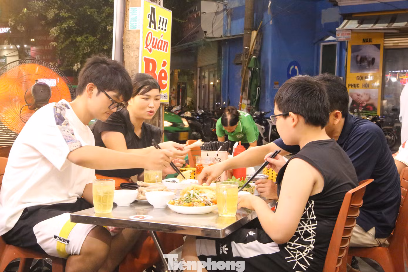 Nhận nguyên liệu từ sáng, sơ chế từ 13h để sẵn sàng đón khách từ khoảng 16h30, chị Đỗ Thị Bé nói vất vả nhưng rất đam mê, yêu công việc gắn bó với đặc sản quê hương và đặc biệt luôn đặt mình ở vị trí của khách để kiểm tra chất lượng thực phẩm.