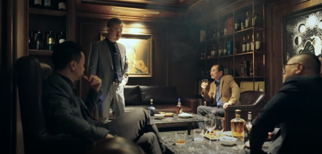 Đức họp nhóm vì sự xuất hiện của đại tá Giang ở Đông Bình. Ảnh: CMH.