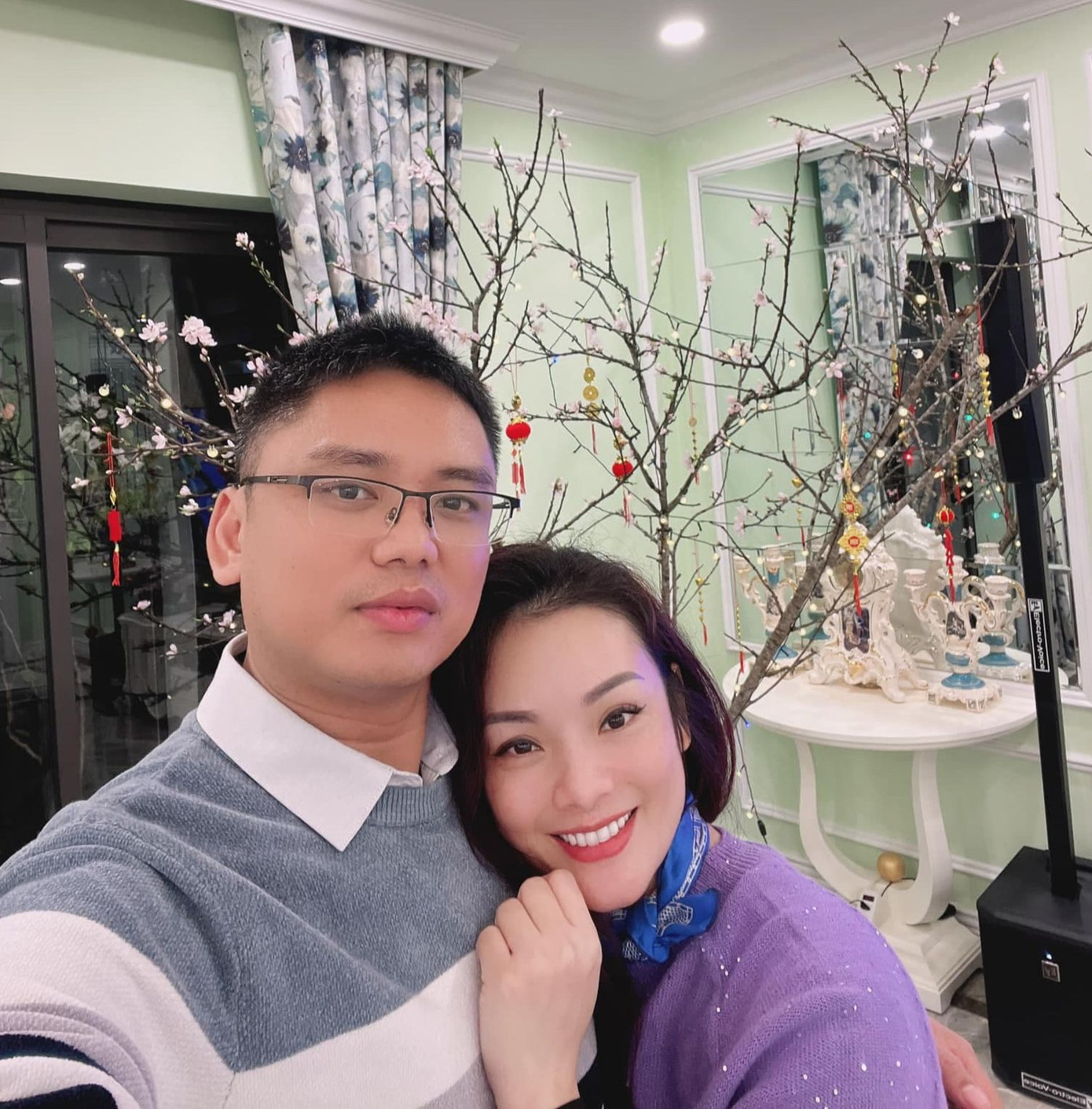 Lần hiếm hoi nữ ca sĩ để lộ chân dung ông xã hiện tại. Lần hiếm hoi nữ ca sĩ để lộ chân dung ông xã hiện tại.