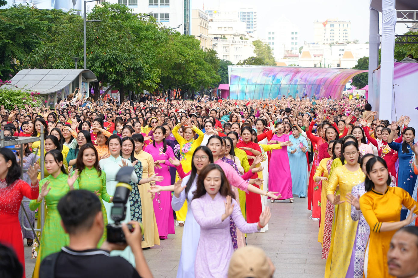 Chương trình đồng diễn dân vũ áo dài thu hút cả ngàn người tham gia. Chương trình đồng diễn dân vũ áo dài thu hút cả ngàn người tham gia.