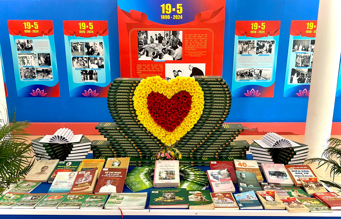 Ông Trần Văn Hà - Giám đốc Trung tâm Thông tin Triển lãm Hà Nội - khẳng định với nhiều hình ảnh, hiện vật, tư liệu quý được trưng bày, triển lãm giúp công chúng hiểu sâu sắc hơn về cuộc đời và sự nghiệp cách mạng vĩ đại của Chủ tịch Hồ Chí Minh, đồng thời cảm nhận rõ hơn về những tình cảm của Chủ tịch Hồ Chí Minh với Thủ đô Hà Nội và sự trân trọng, lòng biết ơn sâu sắc của nhân dân Thủ đô, nhân dân Việt Nam với Bác.