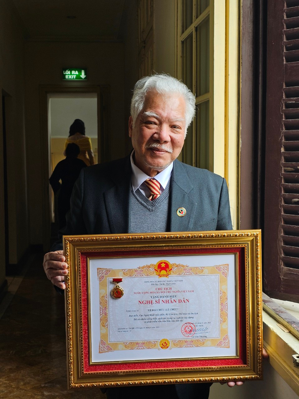 Gia đình NSƯT Lê Mai trong ngày vui nhận danh hiệu. Gia đình NSƯT Lê Mai trong ngày vui nhận danh hiệu.