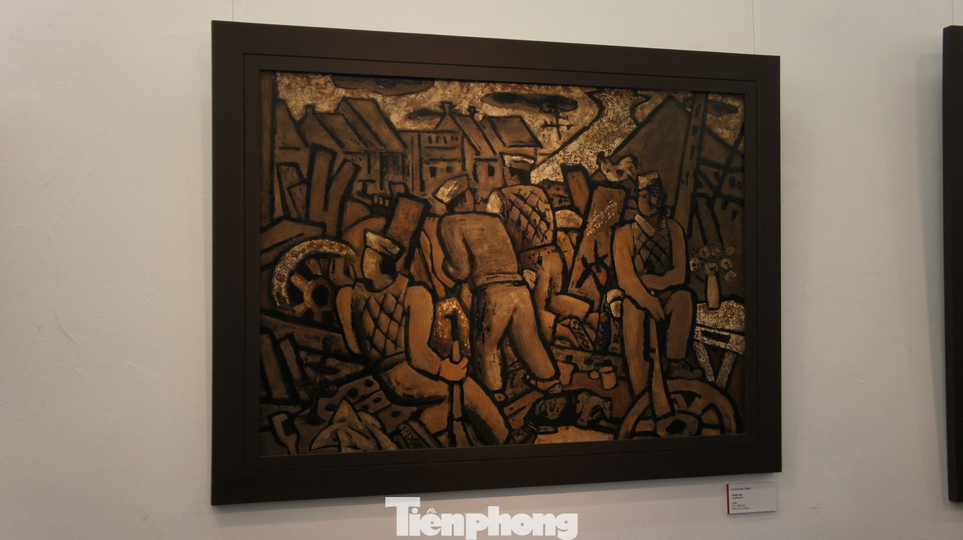 Tranh Chiến lũy của tác giả Lê Anh Vân từng giành giải nhất tại Triển lãm Mỹ thuật toàn quốc 1985. Tác phẩm vẽ bốn chiến sĩ vệ quốc quân giữa cảnh đổ nát của Hà Nội mùa đông năm 1946.