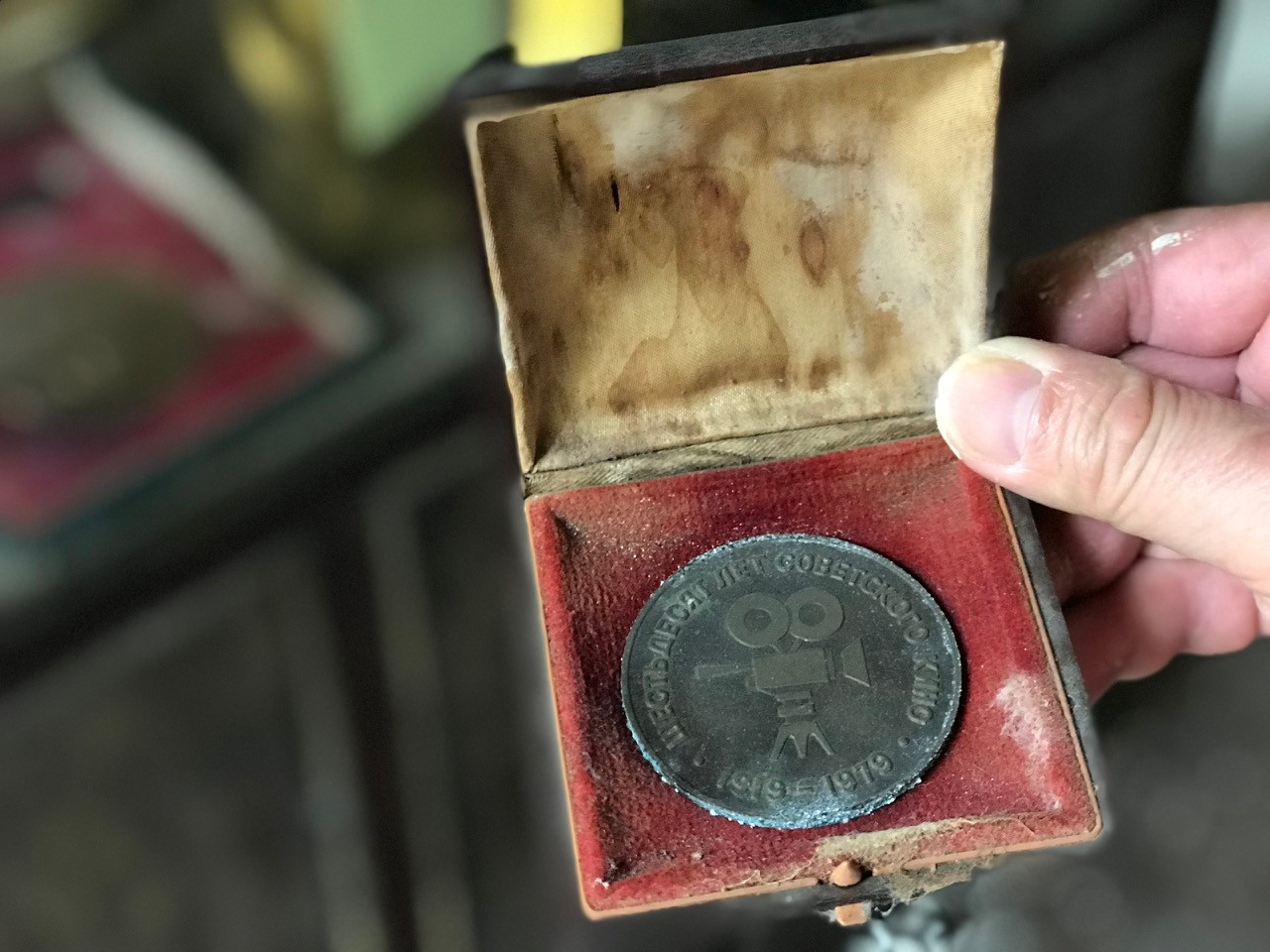 Nhiều huy chương, giải thưởng bị vứt xó. Nhiều huy chương, giải thưởng bị vứt xó.