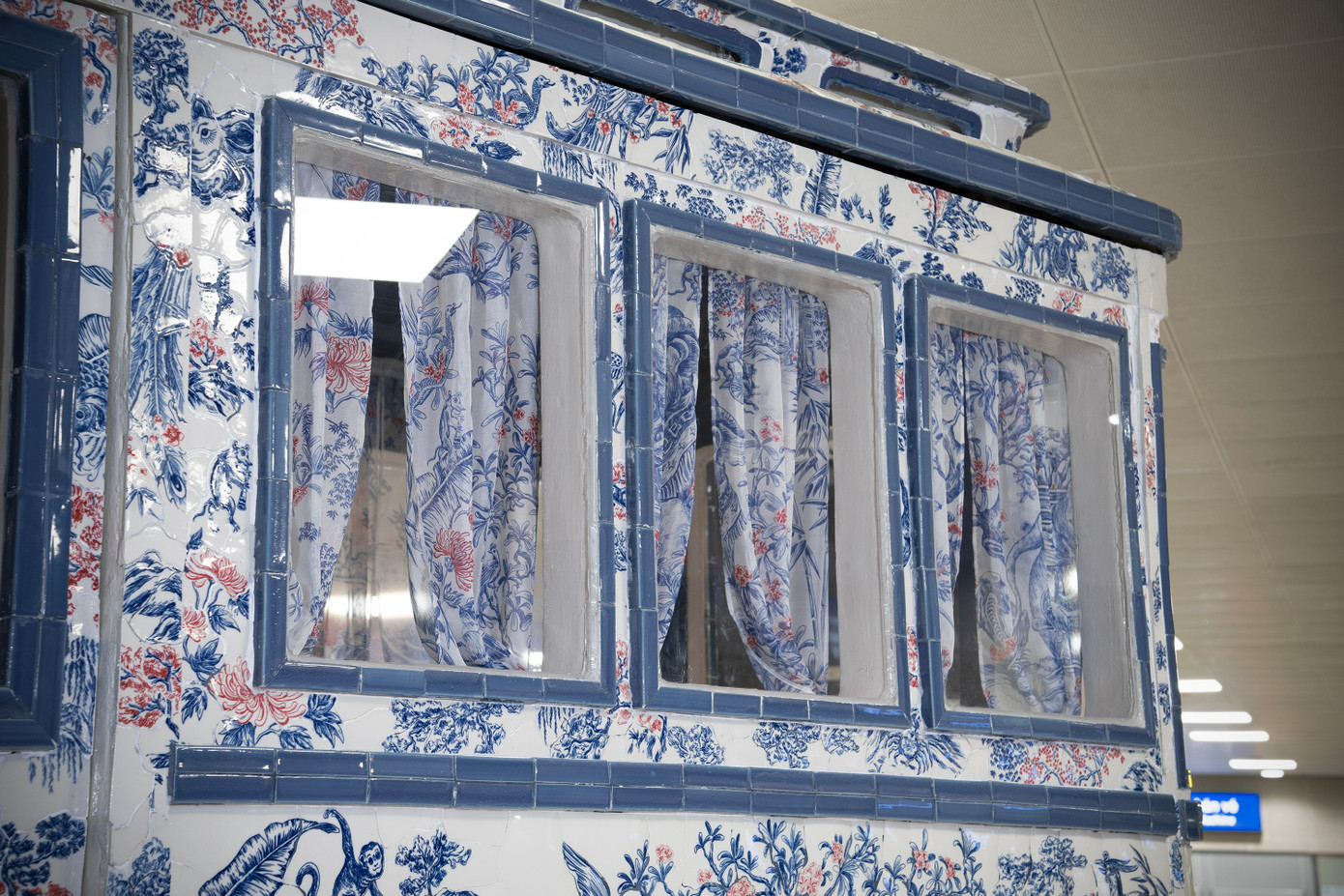 Cận cảnh những ô cửa của toa tàu điện.