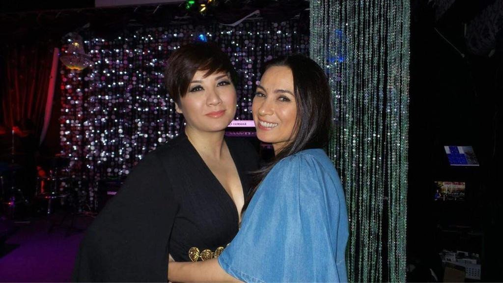 Phi Nhung và vợ cũ ca sĩ Bằng Kiều có mối quan hệ thân thiết. Phi Nhung và vợ cũ ca sĩ Bằng Kiều có mối quan hệ thân thiết.