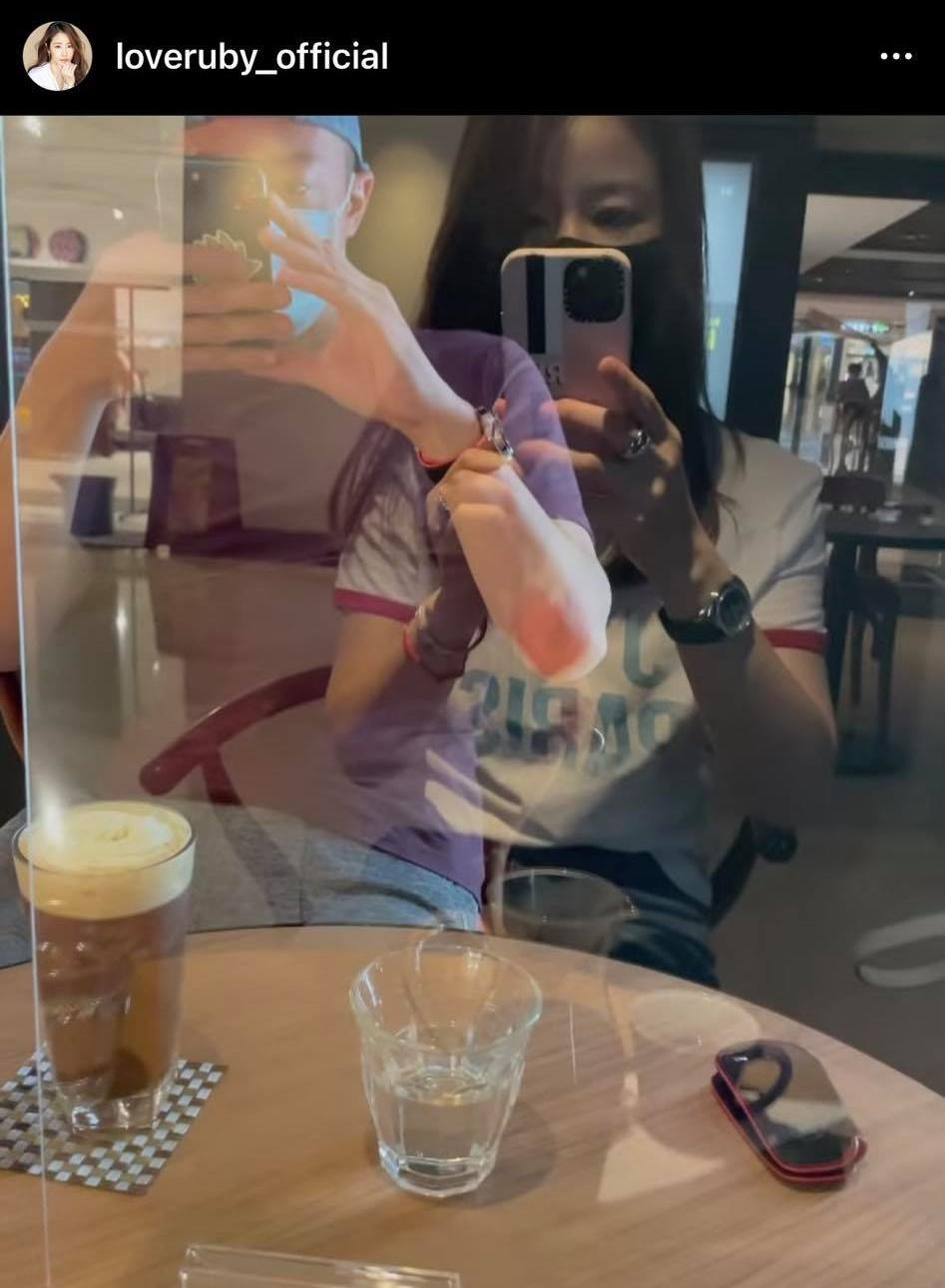 Nữ diễn viên khéo léo khoe hình ảnh ông xã Hoắc Kiến Hoa trong tấm kính phản chiếu.