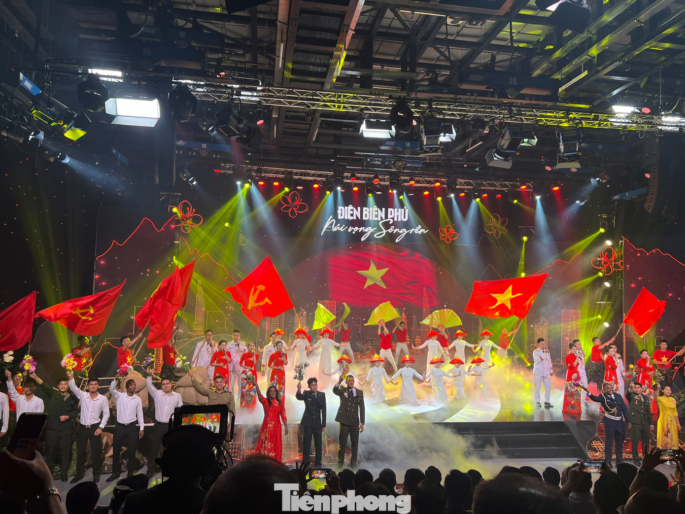 Hình ảnh xúc động tại chương trình Điện Biên Phủ - Núi vọng sông rền.
