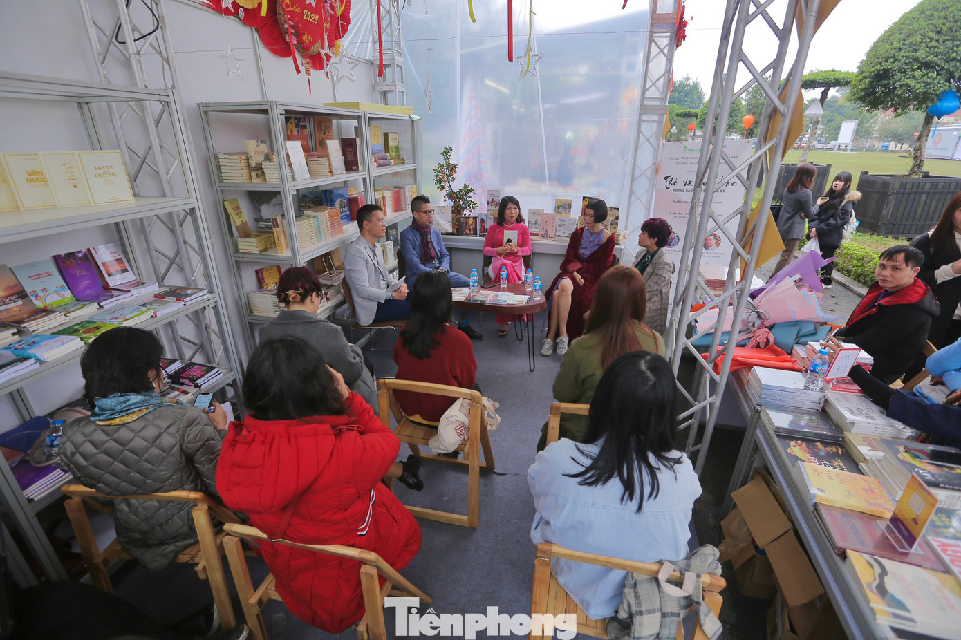 Sáng 4/2, chương trình giao lưu Thơ và xuất bản là một trong những hoạt động sớm của Ngày thơ Việt Nam 2023. Chương trình có sự góp mặt của nhà thơ Đào Phi Cường, nhà văn Trịnh Đình Nghi... Ảnh: DUY PHẠM Sáng 4/2, chương trình giao lưu Thơ và xuất bản là một trong những hoạt động sớm của Ngày thơ Việt Nam 2023. Chương trình có sự góp mặt của nhà thơ Đào Phi Cường, nhà văn Trịnh Đình Nghi... Ảnh: DUY PHẠM