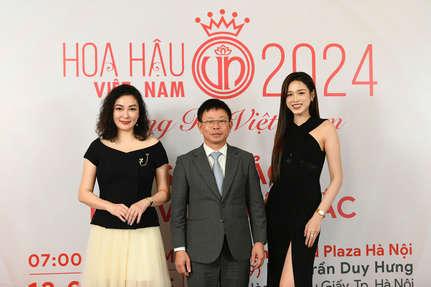 Nhà báo Phùng Công Sưởng - Tổng biên tập báo Tiền Phong - Trưởng Ban tổ chức Hoa hậu Việt Nam 2024 cùng Hoa hậu Nguyễn Thị Huyền và Đỗ Thị Hà chụp ảnh chung trước vòng Sơ khảo khu vực phía Bắc của cuộc thi Hoa hậu Việt Nam 2024.