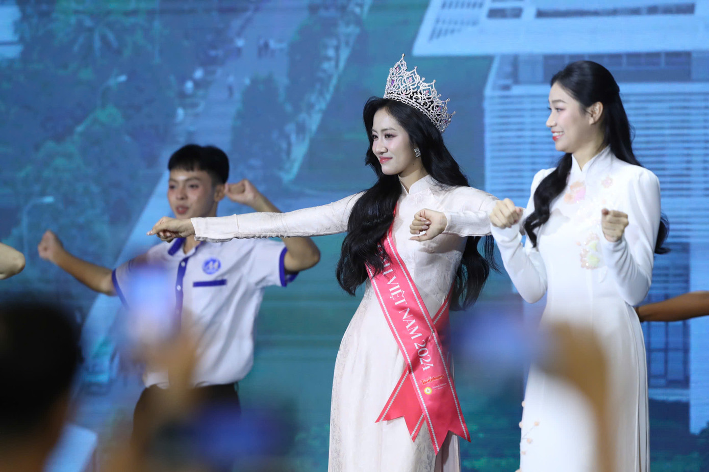 Hà Trúc Linh và Huyền Cơ được sinh viên cổ vũ nhiệt tình. Hà Trúc Linh và Huyền Cơ được sinh viên cổ vũ nhiệt tình.