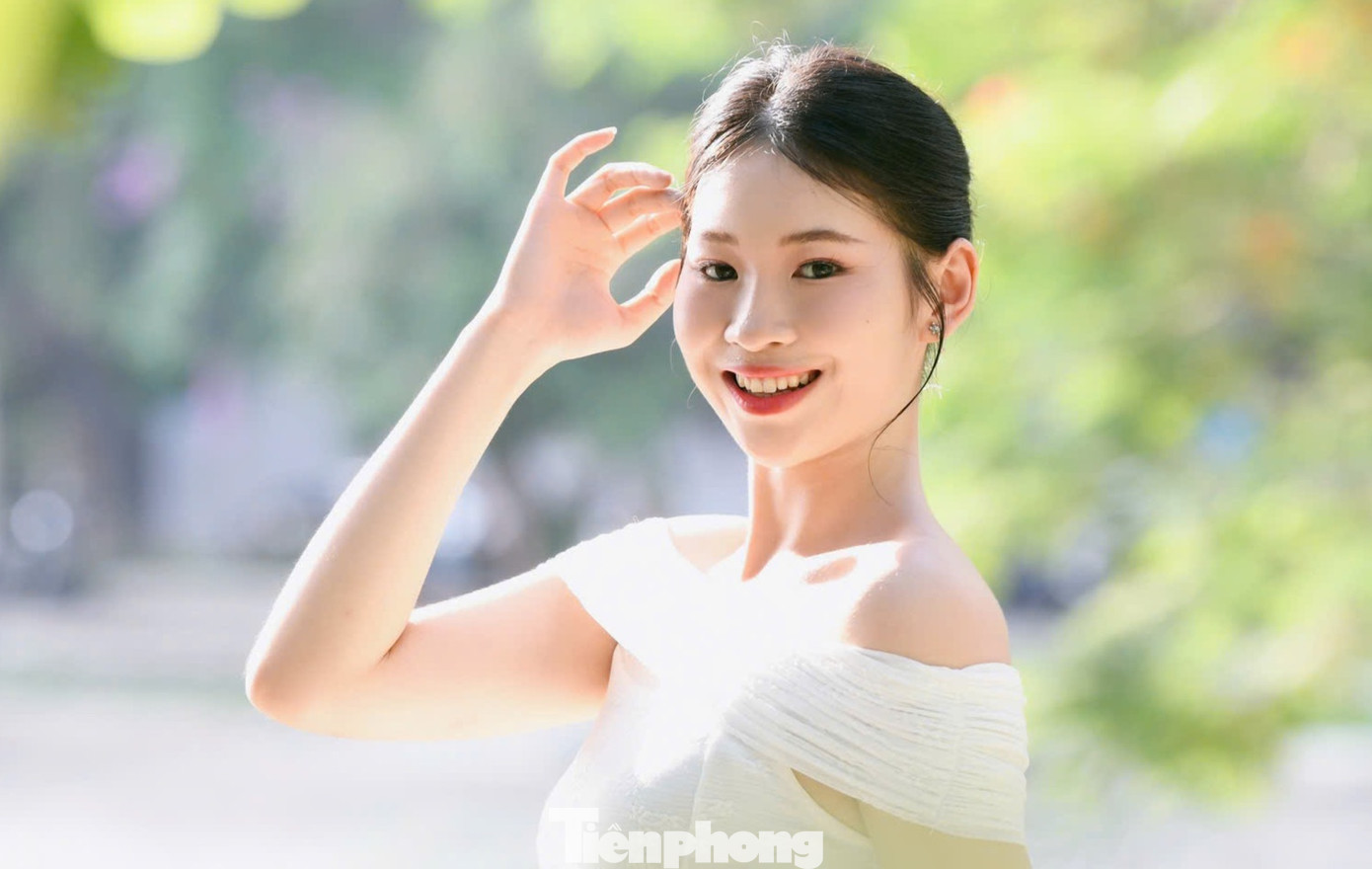 Hiền Nhi cao 1,77 m, thuộc nhóm các thí sinh có chiều cao nổi trội. Cô là sinh viên ngành Logistics và Quản lý chuỗi cung ứng của Đại học Giao thông vận tải.