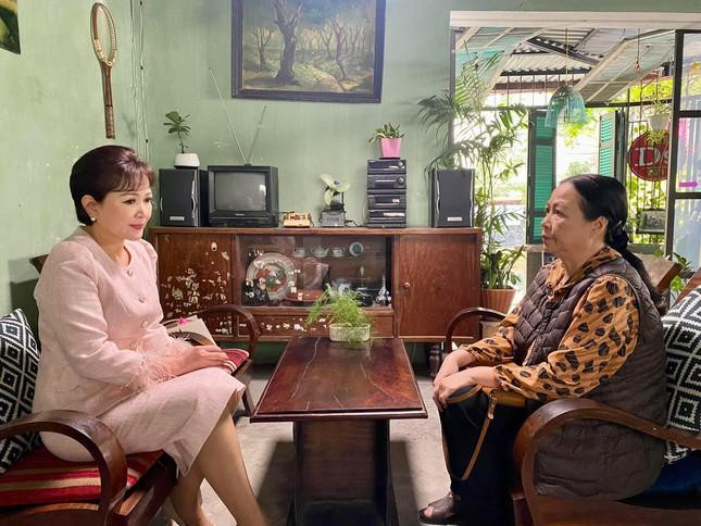 Cuộc trò chuyện giữa hai bà mẹ.