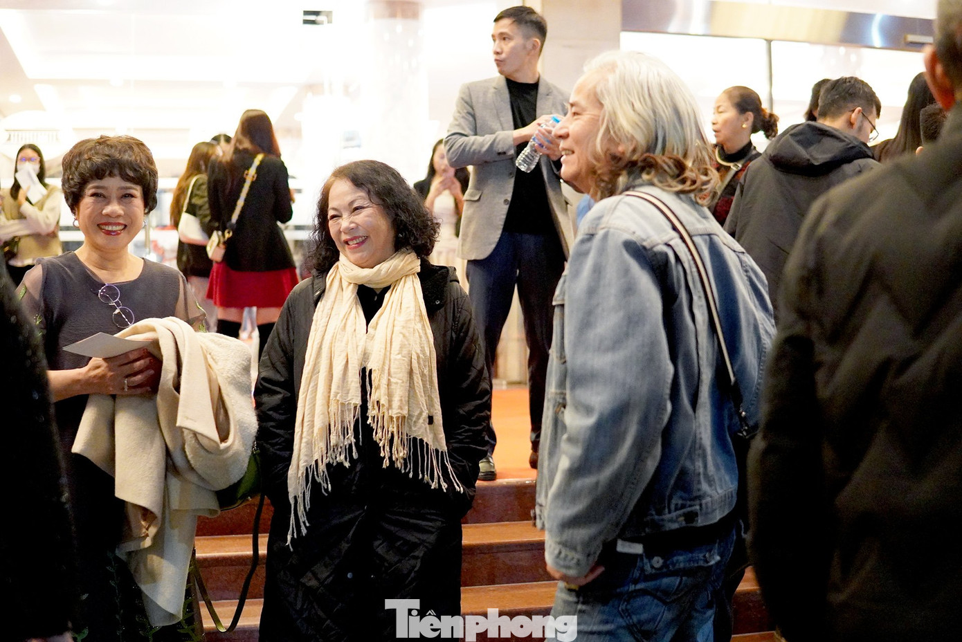 NSƯT Thanh Quý, NSƯT Quế Hằng hào hứng trước giờ ghi hình Táo Quân 2023. Hai nghệ sĩ cùng một số bạn bè, đồng nghiệp tới từ khá sớm và tranh thủ trò chuyện với NSƯT Quốc Khánh. Ảnh: TRỌNG QUÂN.