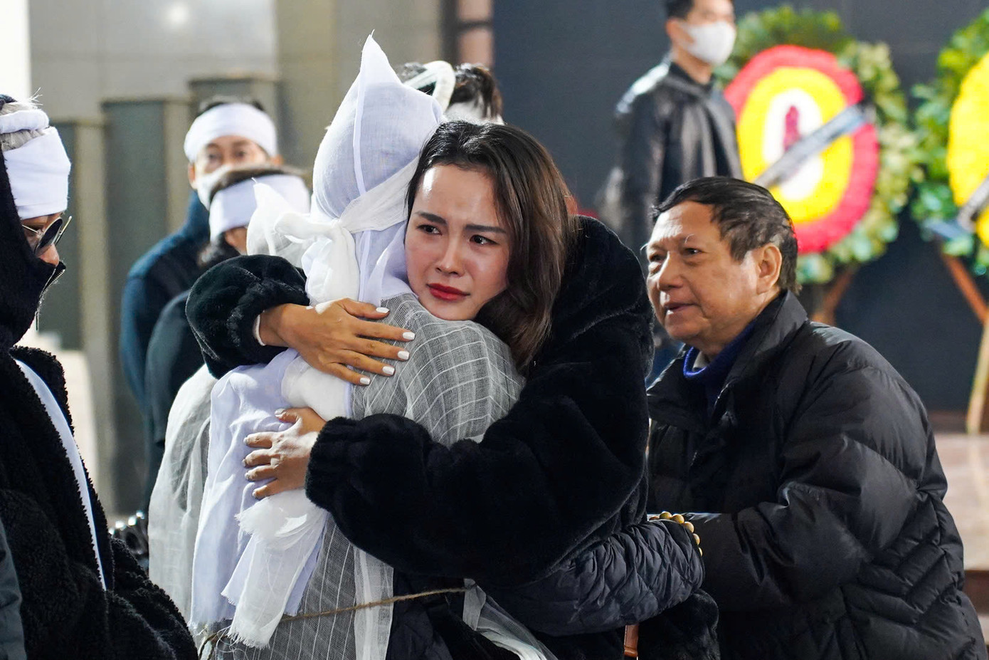 Đồng nghiệp, bạn bè, những nhà báo thế hệ sau không cầm được nước mắt khi phải từ biệt một nhà báo bản lĩnh.