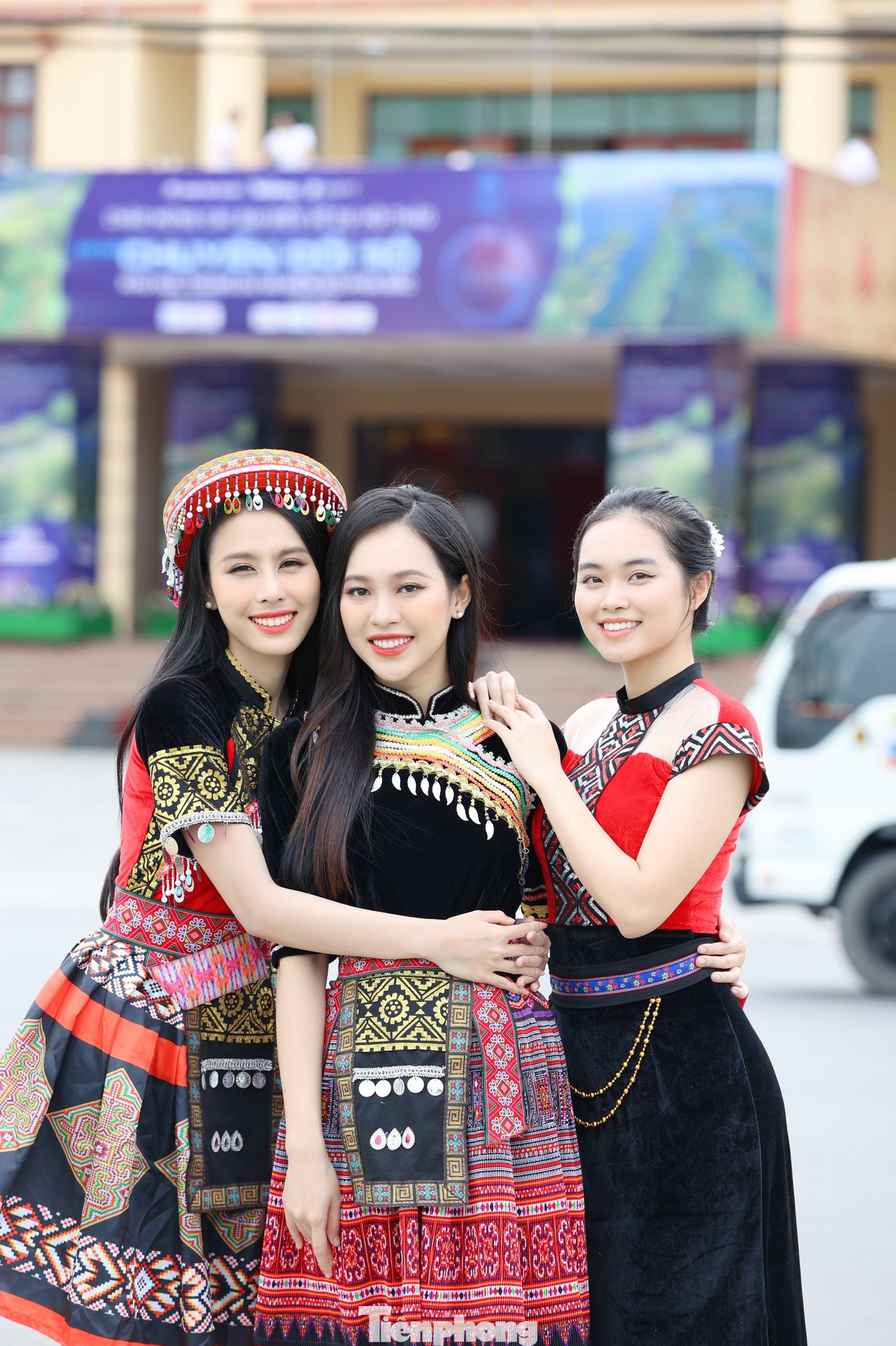 Á hậu Ngọc Hằng, Á hậu Thùy Linh và người đẹp Phương Anh (từ trái qua) rạng rỡ hội ngộ tại mảnh đất Yên Bái.