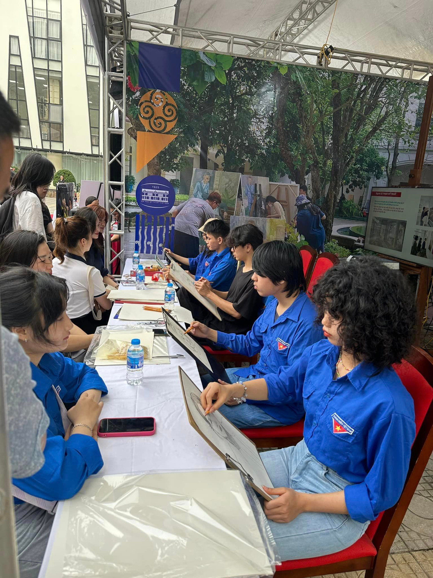 Gian hàng Đại học Mỹ thuật Việt Nam trong Ngày hội tuyên truyền hướng nghiệp năm 2024.