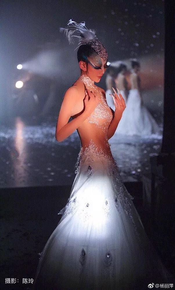 Thân hình thon thả, nuột nà của nữ diễn viên ở tuổi lục tuần Thân hình thon thả, nuột nà của nữ diễn viên ở tuổi lục tuần