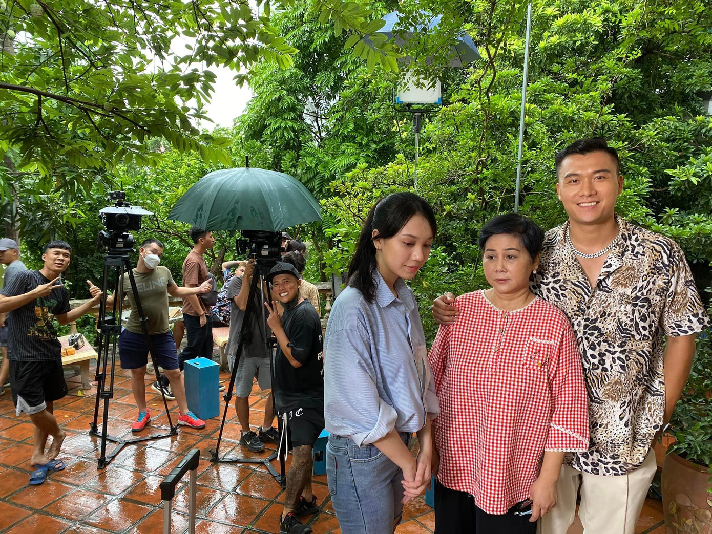 Dù có ý muốn Quyên và Phong sớm "gạo nấu thành cơm", mẹ Phong chắc chắn không dễ gì chấp nhận thân phận của Quyên sau khi biết cô chính là con gái Chi cục trưởng vừa bị bắt tạm giam (NSƯT Đức Khuê). Ảnh: FBNV Dù có ý muốn Quyên và Phong sớm "gạo nấu thành cơm", mẹ Phong chắc chắn không dễ gì chấp nhận thân phận của Quyên sau khi biết cô chính là con gái Chi cục trưởng vừa bị bắt tạm giam (NSƯT Đức Khuê). Ảnh: FBNV